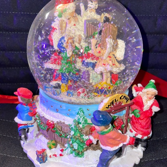 Santa’s workshop snow globe - Picture 2 of 2